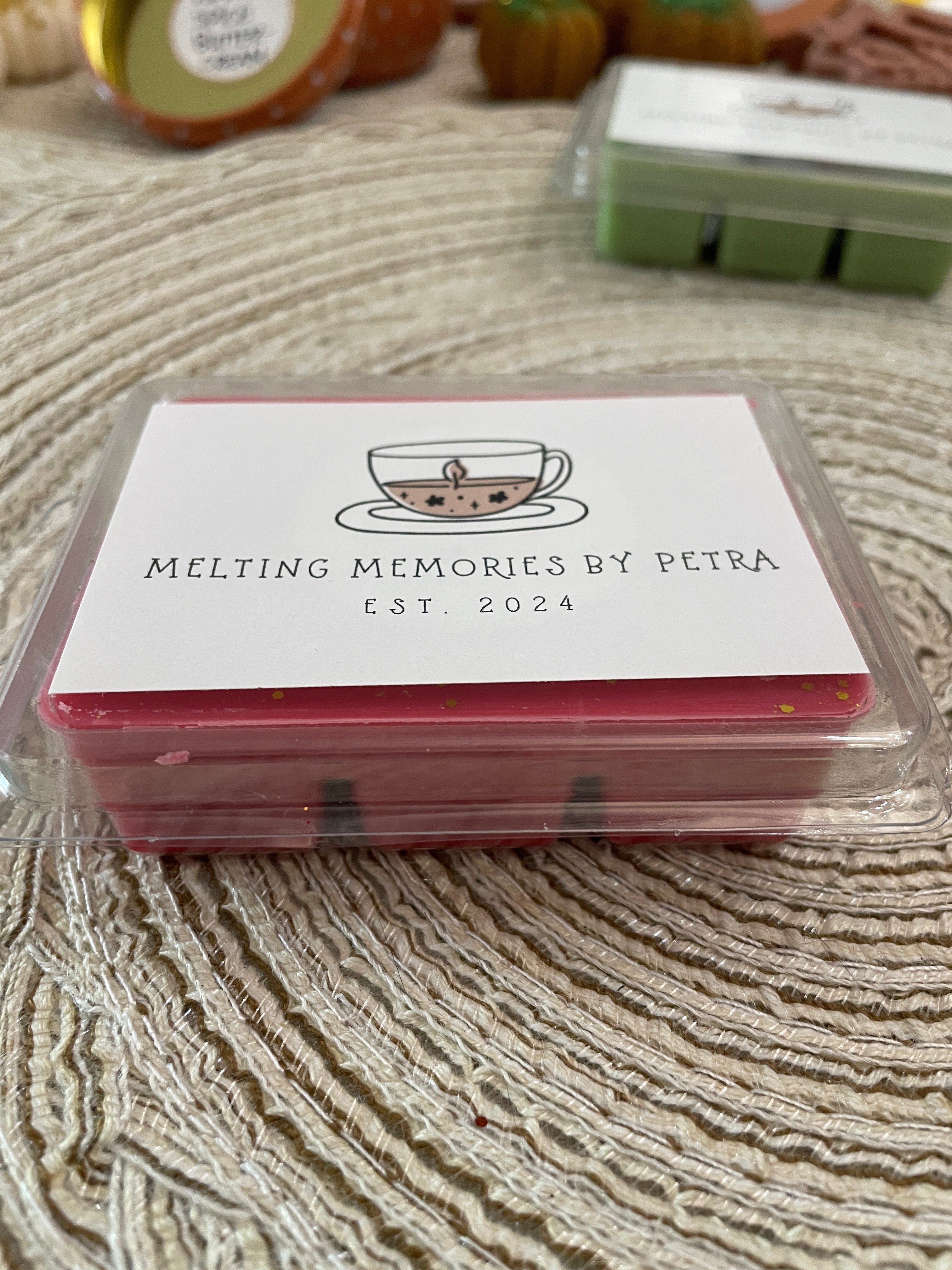 3.0 oz. HOT APPLE PIE SOY WAX MELTS in Classic Clamshell.